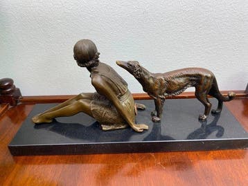 sculptuur, ragazza con Barsoi - 0 in - Marmer, Brons, Antiek en Kunst