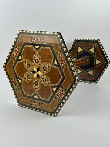 Table d’appoint artisanale, en bois à incrustations riches