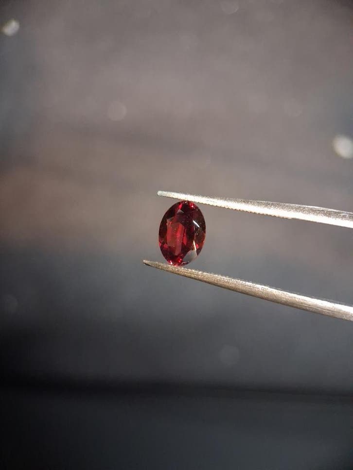 Natural Garnet - Rhodolite - 0.840 ct - oval - unheated- red, Bijoux, Sacs & Beauté, Accessoires Autre, Envoi