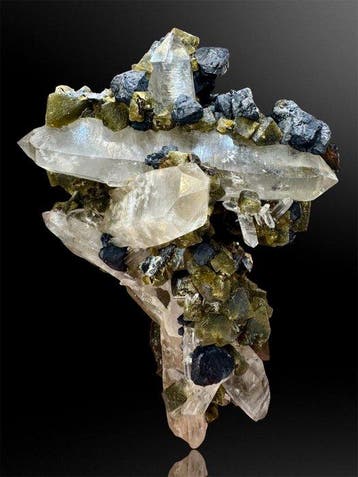 Grande qualité, croix de quartz avec dincroyables cristaux