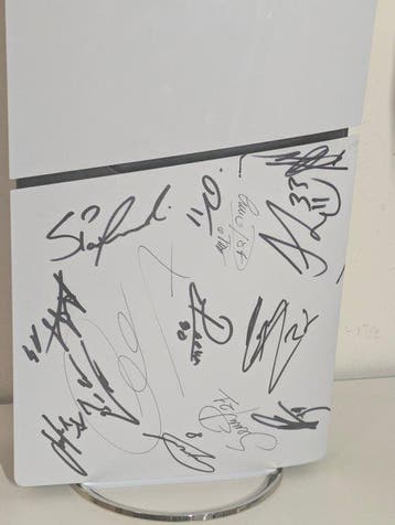 Sony - Playstation 5 (PS5) - Slim Digital - Autografata, Games en Spelcomputers, Nieuw