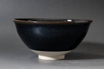 Bol à thé Tenmoku avec un glaçage sombre et brillant. -