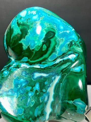 Malachite Pièce dexposition forme libre polie avec socle -, Verzamelen, Mineralen en Fossielen