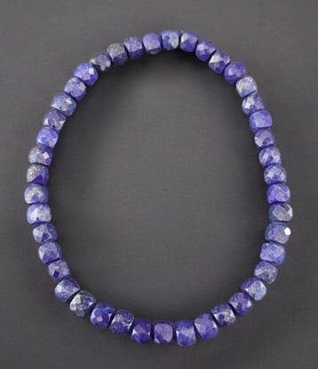 Lapis lazuli armband bestrooid met pyriet. Kubusvormige