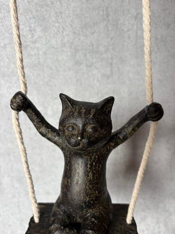 Statue, Kat op schommel (Zonder Minimumprijs) - 19.5 cm -