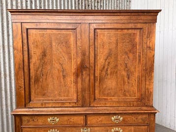 Kast op een standaard - Amsterdams kruisvoetkabinet,