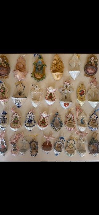 Verzameling van 30 wijwaterfontjes (30) - Keramiek -