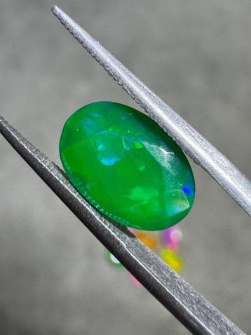 Lot van 10 multikleurige facetgeslepen opalen uit Ethiopië.