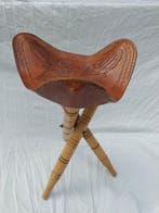 Tabouret - Bois, Cuir - Un tabouret tripode