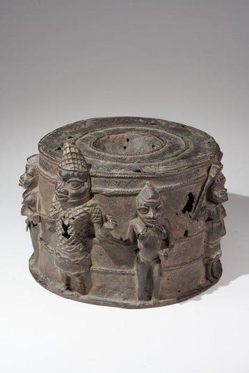 Een bronzen beeld. - Ikegobo Altar - Benin - Nigeria