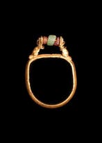 Romain antique Or Bague avec des dauphins soutenant des