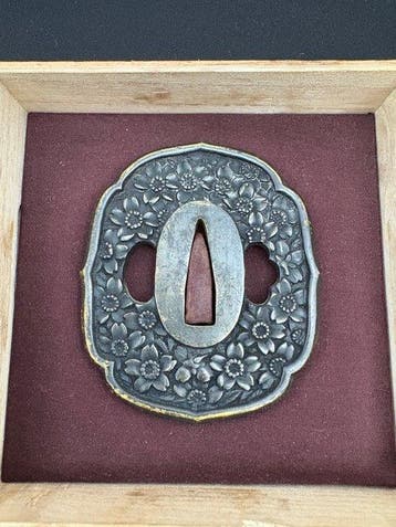 Florale tsuba — kersenbloesem en chrysanten - Messing -