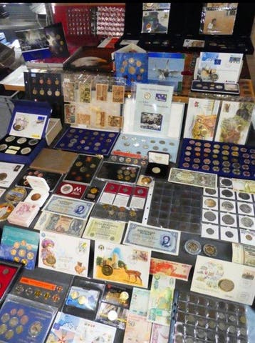Wereld. Collection of coins and banknotes (Zonder, Timbres & Monnaies