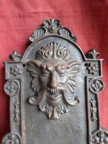 Decoratief ornament - Gietijzeren muurfontein