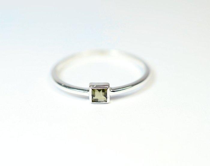 ring Moldaviet / geslepen / nieuw - 1.04 g - (1), Verzamelen, Mineralen en Fossielen