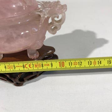 Een Chinees wierookvat van rozenkwarts, uit de 20e eeuw. -