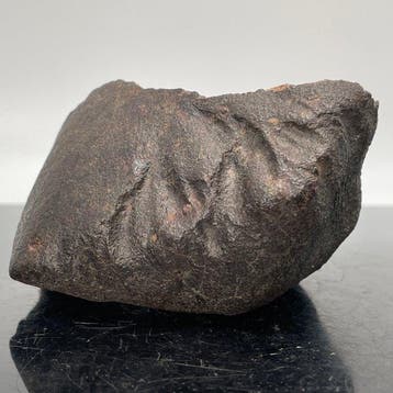 Météorite fabuleuse avec de profondes régmaglyptes flûtés.