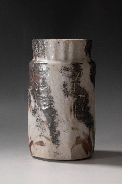 Shino Ware facetede bloemenvaas met zilveren overglazuur, Antiek en Kunst, Antiek | Overige Antiek
