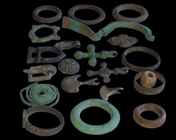 Médiéval Bronze, Argent Un ensemble de beaux objets - 21