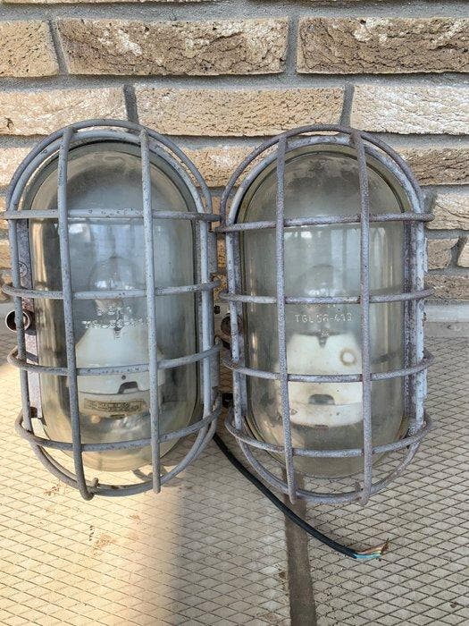 Vintage Industriële Robuuste Kooi/Wandlampen (2 stuks) -, Antiek en Kunst, Antiek | Wandborden en Tegels