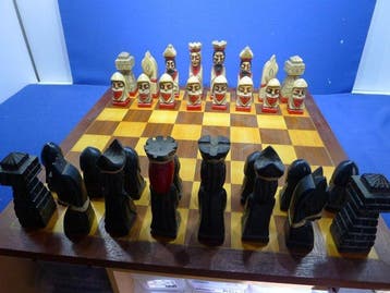 Jeu déchecs en bois sculpté peint polychrome avec echiquier