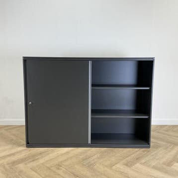 Haworth schuifdeurkast vv 4 legborden + sleutel (hxbxd), Gebruikt