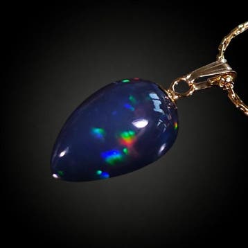 Geen Reserve – 5,95 ct Donker peervormige opaal met groen en
