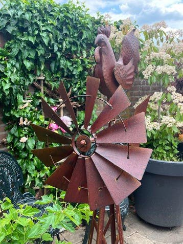Sculptuuur voor buiten, Metalen Windmolen op Vierpoot –