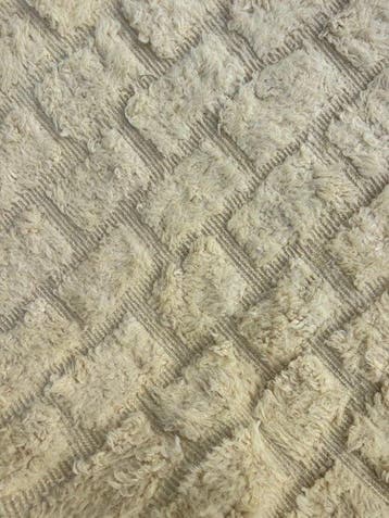 Sculpturale ivoren Beni Ouarain tapijt met verhoogd