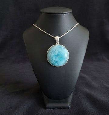 Uitzonderlijke larimar. Montage en ketting van massief