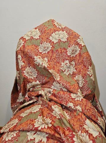 Stof van William Morris Chrysanthemum met rode achtergrond, Antiek en Kunst