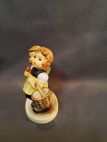 Goebel - Beeldje - Bruderlein und Schwesterlein To Market -