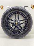 Porsche Macan ORIGINELE 18inch Sport zwart met winterbanden, Ophalen, Banden en Velgen