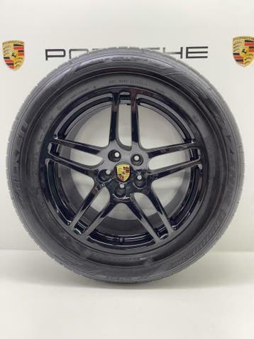 Porsche Macan ORIGINELE 18inch Sport zwart met winterbanden, Ophalen, Banden en Velgen