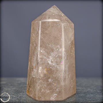 Obélisque en quartz fumé naturel – Structure marquante avec
