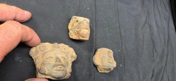 Curiosity cabinet : 3 Terracotta face from Peru, originating