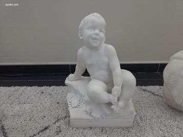 Standbeeld van Carrara-marmer bébé sur un rocher