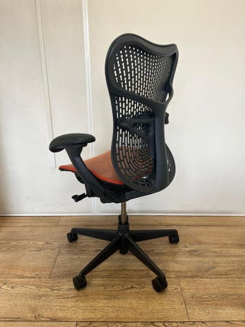 Herman Miller Mirra 2 Oranje - Unieke Configuratie - Refurb, Verzenden, Oranje, Zo goed als nieuw, Bureaustoel