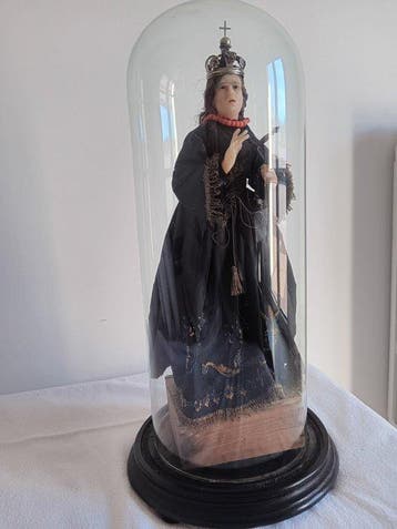 Ancienne sculpture - Notre-Dame des Douleurs sous cloche de