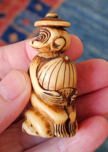 Un netsuke en ramure de cerf représentant un singe portant