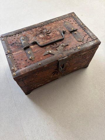 Antiek handgesneden houten kistje met fraai bronzen crucifix