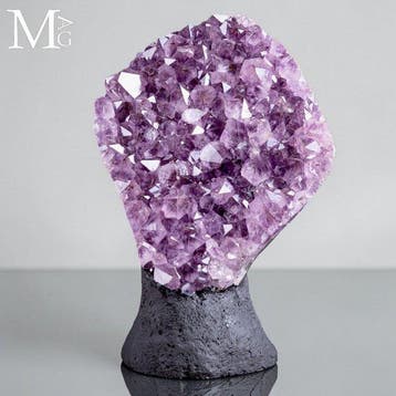 Druse daméthyste violet profond et brillant avec des, Collections