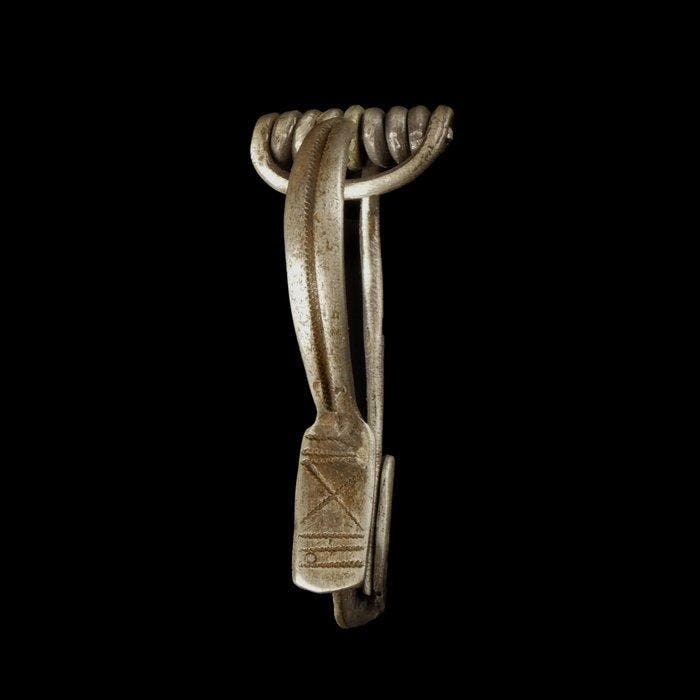 Oud-Romeins Zilver Fibula, met X-tekendecoratie, Antiquités & Art, Antiquités | Autres Antiquités