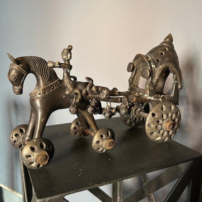 Temple speelgoedstrijdwagen getrokken door paard met ruiter, Antiek en Kunst, Kunst | Niet-Westerse kunst