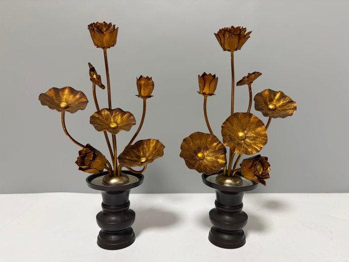 Een paar Jyôka (gilded temple flowers) met messing vazen., Antiquités & Art, Antiquités | Autres Antiquités