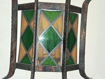 Lamp (2) - Brons, Glas - Twee wandlampen in Tiffany-stijl.
