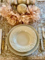 Tafelkleed met acanthusbladendessin voor grote tafels.