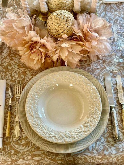 Tafelkleed met acanthusbladendessin voor grote tafels., Antiquités & Art, Tapis & Textile