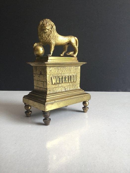 Naar Jean Louis Van Geel - Figurine - Leeuw van Waterloo -, Antiek en Kunst, Curiosa en Brocante