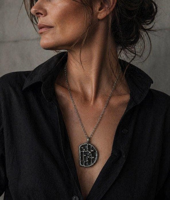 Étain avec alliage d’argent - Collier avec pendentif, Antiquités & Art, Antiquités | Meubles | Chaises & Canapés